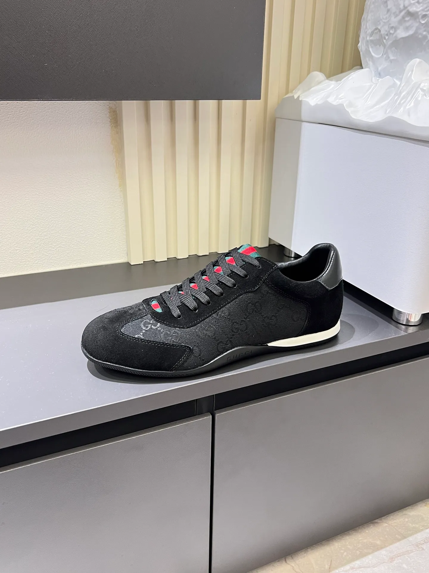 Men's shoes 💰p400 Gucci Shift series sports shoes, featuring lightweight thin sole design, suede + canvas + technical fabric splicing, perfect texture! The tongue and heel have red and green webbing, which is highly recognizable✨. The classic brown + off-white color scheme is retro and modern. The shell-toe shoe shape makes the feet smaller. It is perfect for daily wear or skirts and trousers. The upper fabric + elastic heel is easy to put on and take off, and the wrapping feeling is comfortable. It can be used for commuting and leisure. It has become one of Demna Gvasalia’s hottest items after taking over🔥. size: 38-45!